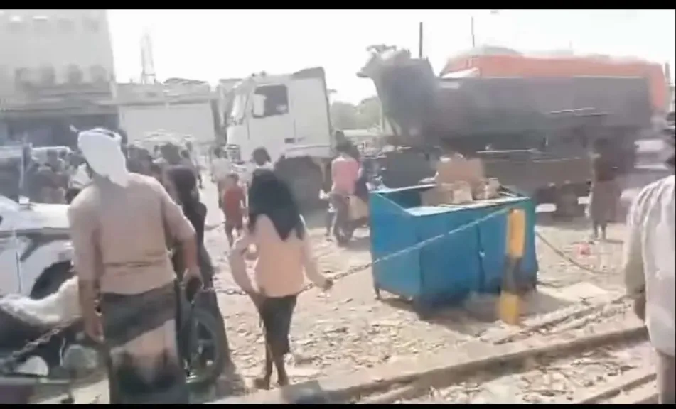 جنود يغلقون طريق العند بلحج احتجاجًا على تأخر مرتباتهم وإكرامية العيد